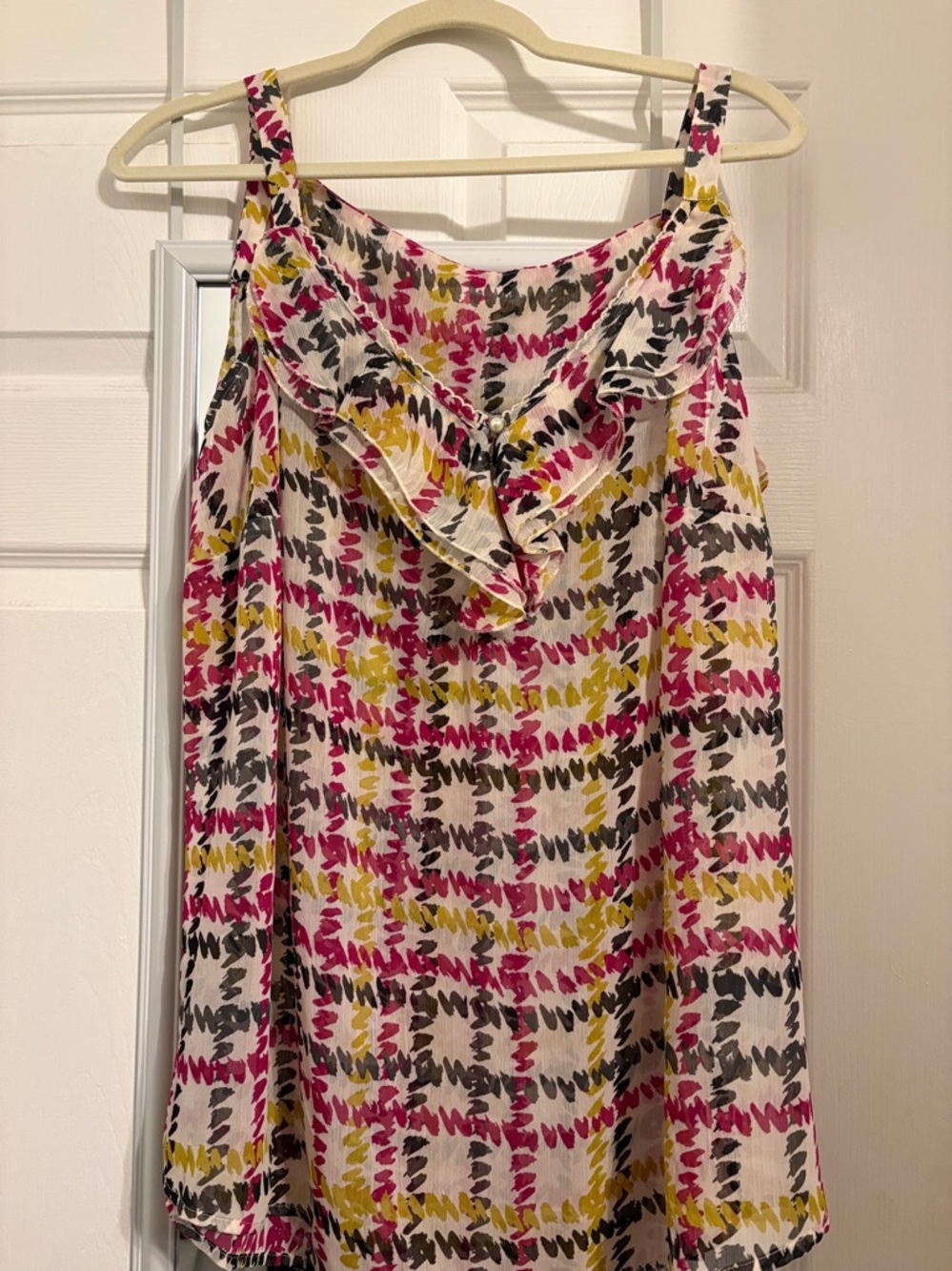 Avenue sheer camo with ruffle and pearls Size 18/20 Pit to pit 25 in L 32